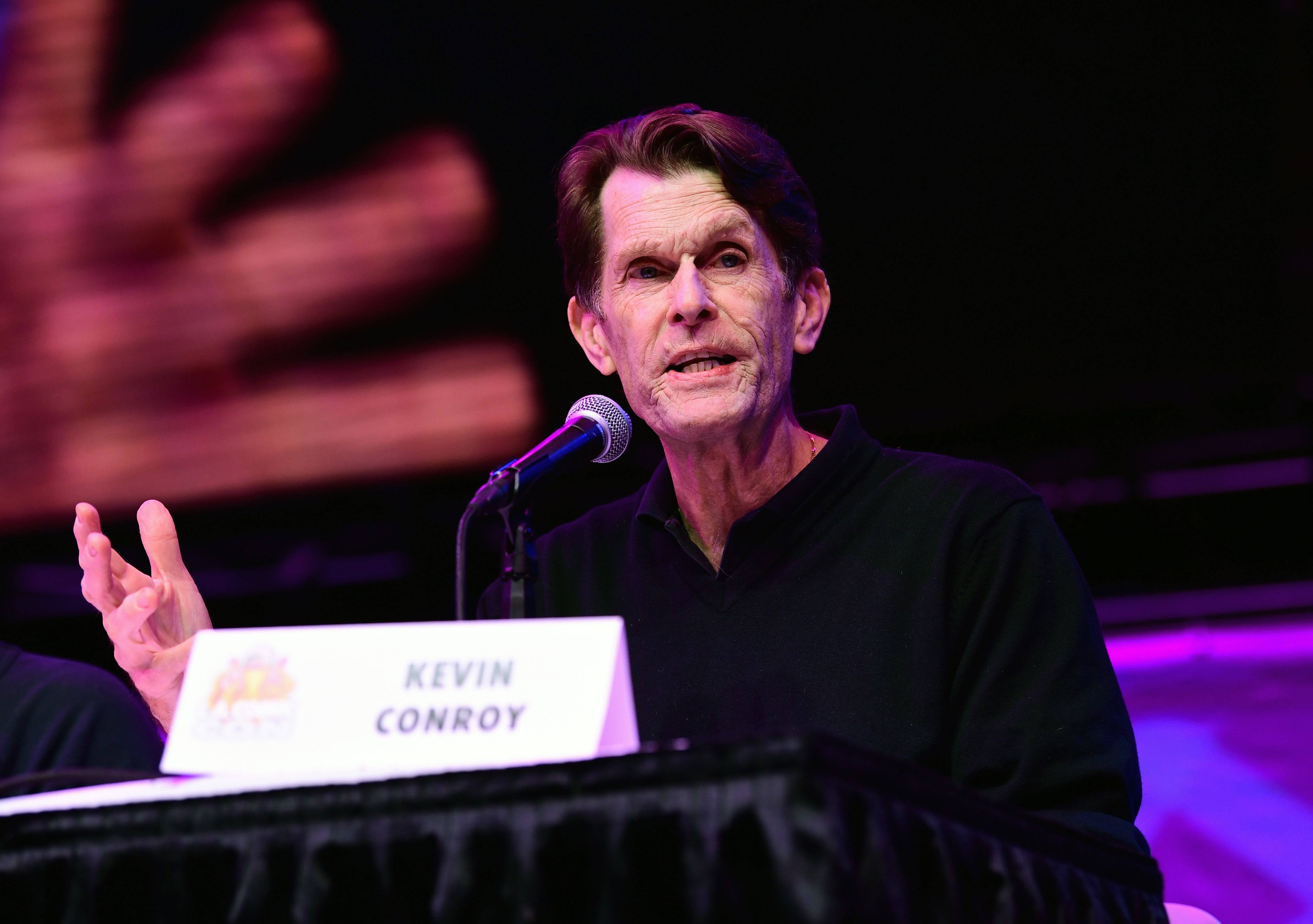 Netflix revela o papel póstumo do lendário Batman Voice Ator Kevin Conroy em Devil May Cry Anime com novo trailer