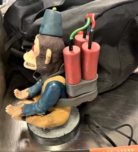 TSA warnt davor, mit Call of Duty Zombies Monkey Bomb Figur zu fliegen